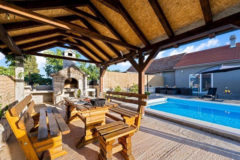 Olive Tree House With Jacuzzi, Wifi And 40M2 Pool Villa Siritovci Ngoại thất bức ảnh