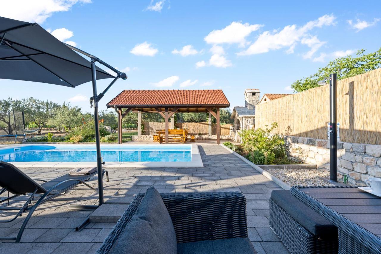 Olive Tree House With Jacuzzi, Wifi And 40M2 Pool Villa Siritovci Ngoại thất bức ảnh