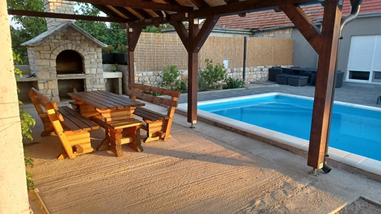 Olive Tree House With Jacuzzi, Wifi And 40M2 Pool Villa Siritovci Ngoại thất bức ảnh